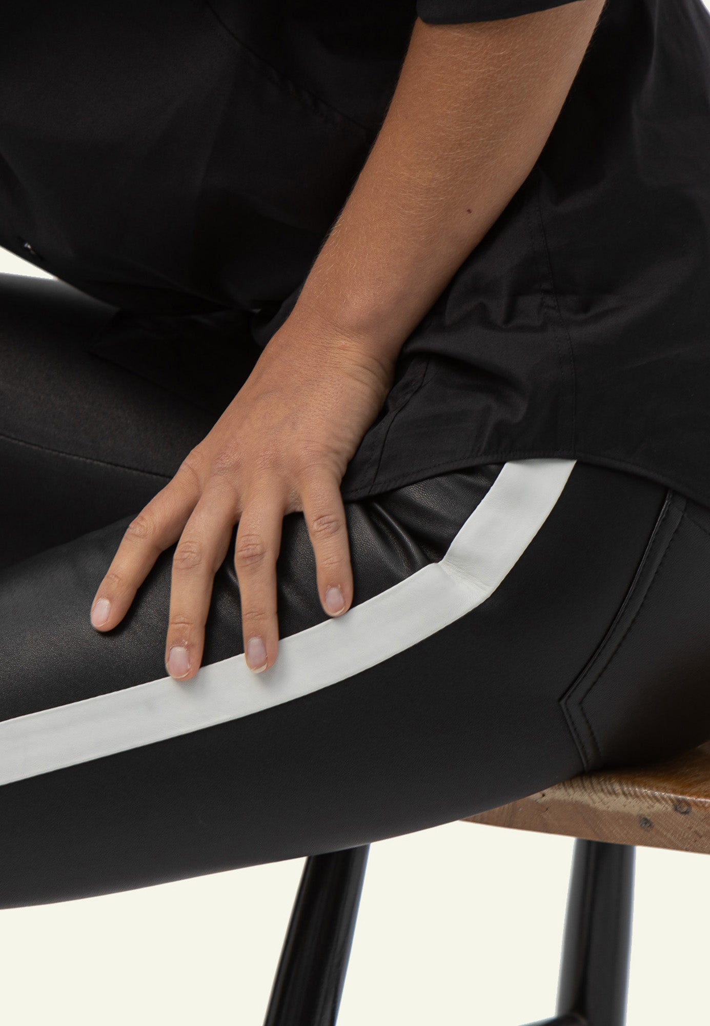 Détail bandes blanches latérales cuir stretch — Serge Pariente Paris