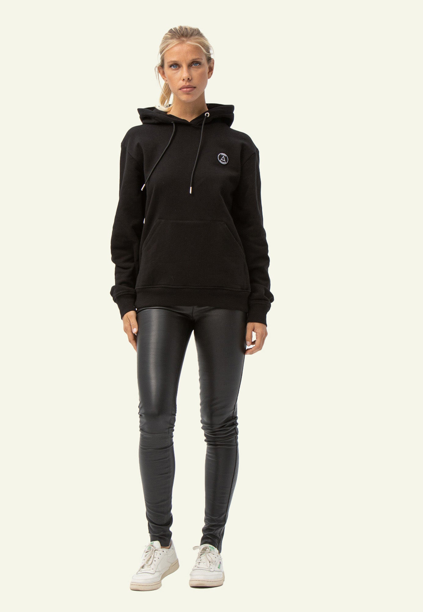 Pantalon cuir stretch noir porté femme — Serge Pariente Paris