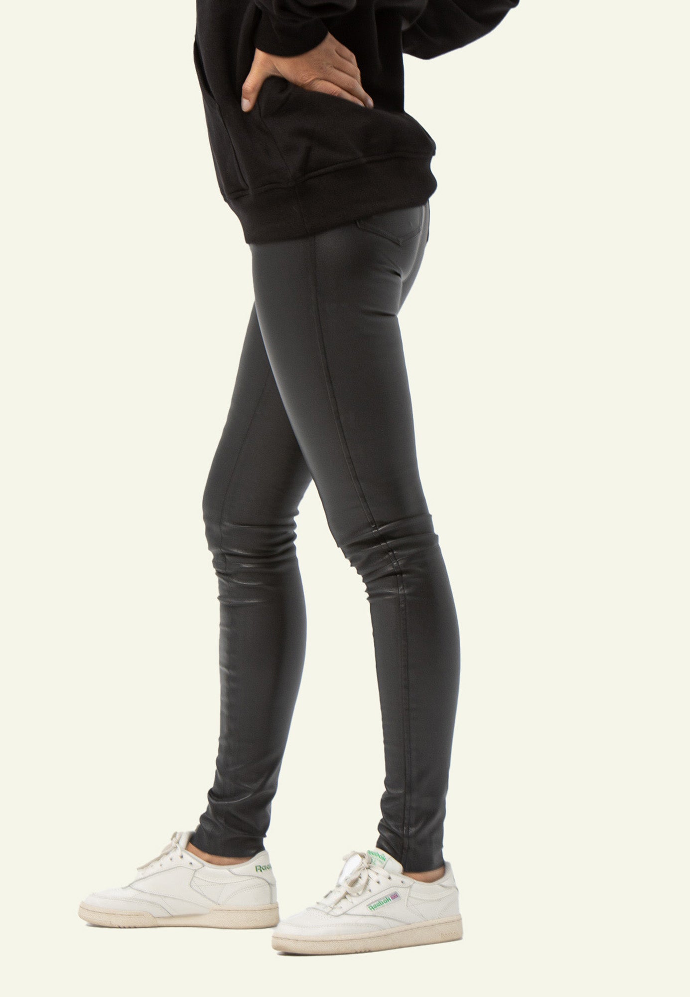 Détail cuir agneau stretch pantalon noir — Serge Pariente Paris