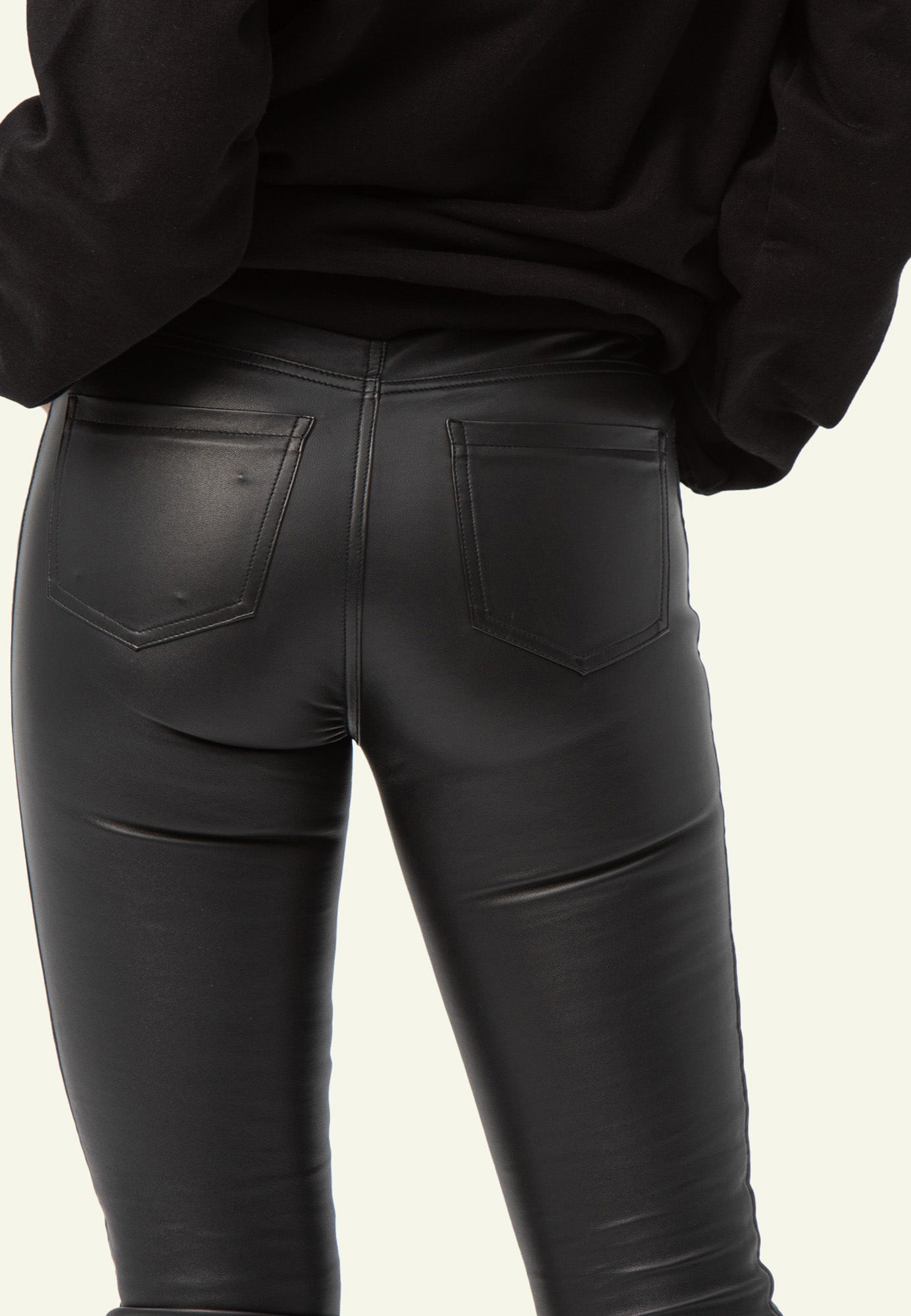 SEXY STRECH pantalon cuir stretch vue dos — Serge Pariente Paris