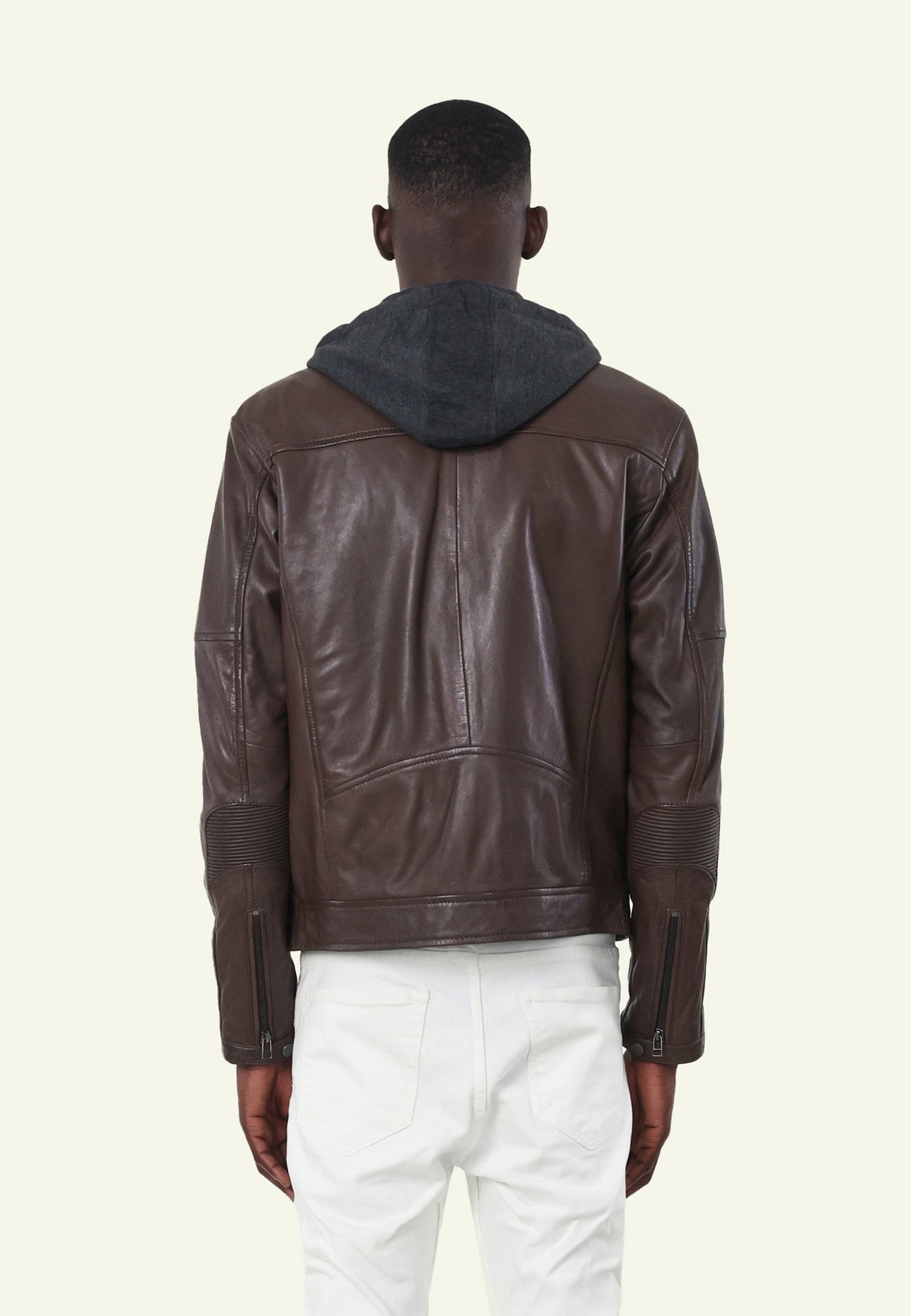 IORA HOOD MOCCA porté homme blouson cuir capuche — Serge Pariente