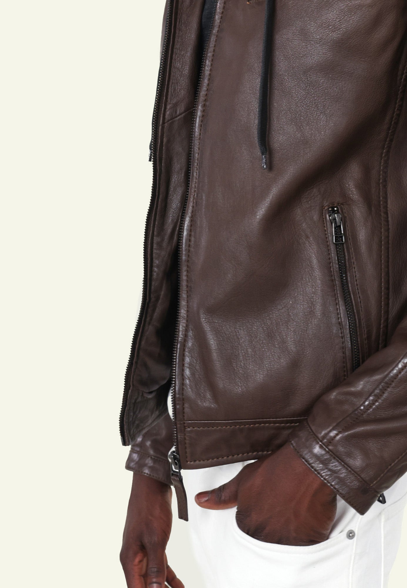 Blouson cuir IORA HOOD MOCCA ANTHRACITE vue zoom matière — Serge Pariente Paris