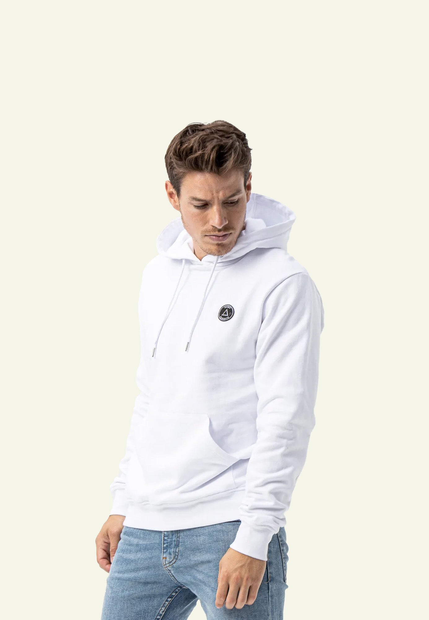 Détail broderie logo HOODIE SP1 WHITE homme — Serge Pariente