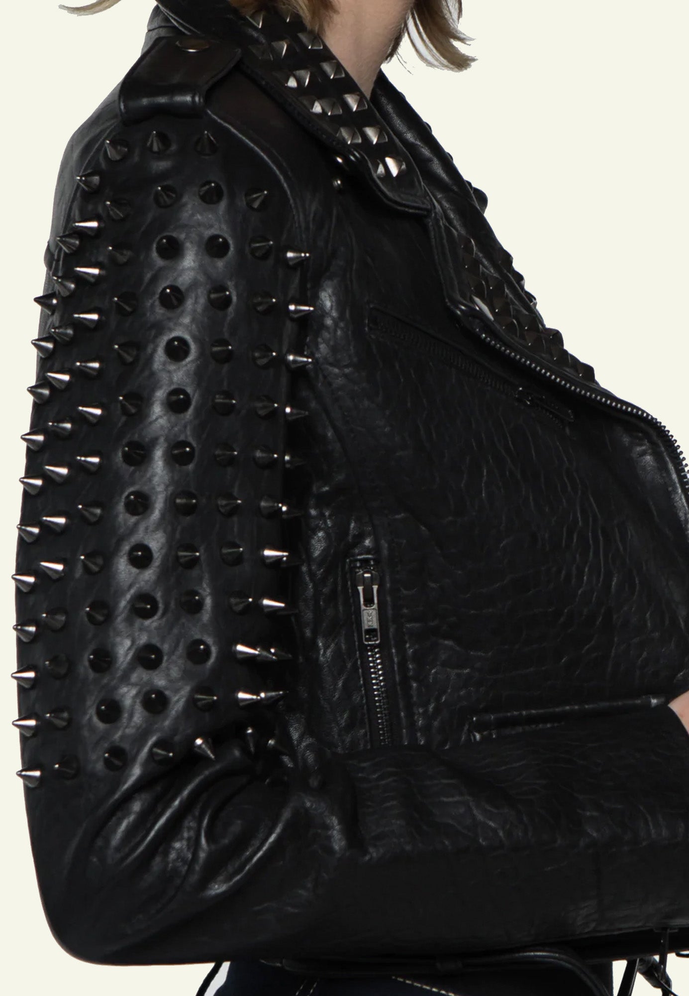 Veste cuir LIA STUD BLACK portée femme — Serge Pariente Paris
