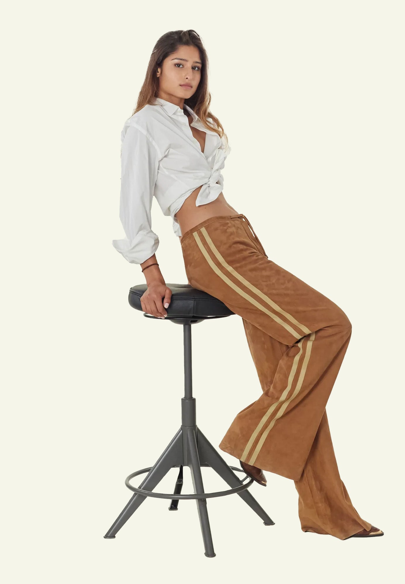 PANTALON 3107 vue dos cuir chèvre velours bandes latérales — Serge Pariente