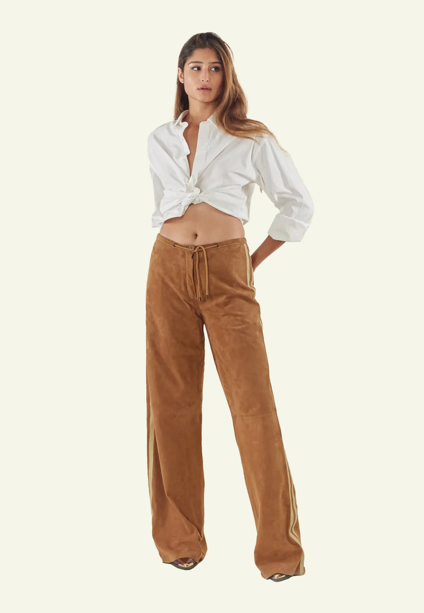 Détail bandes beïges latérales PANTALON 3107 cuir — Serge Pariente