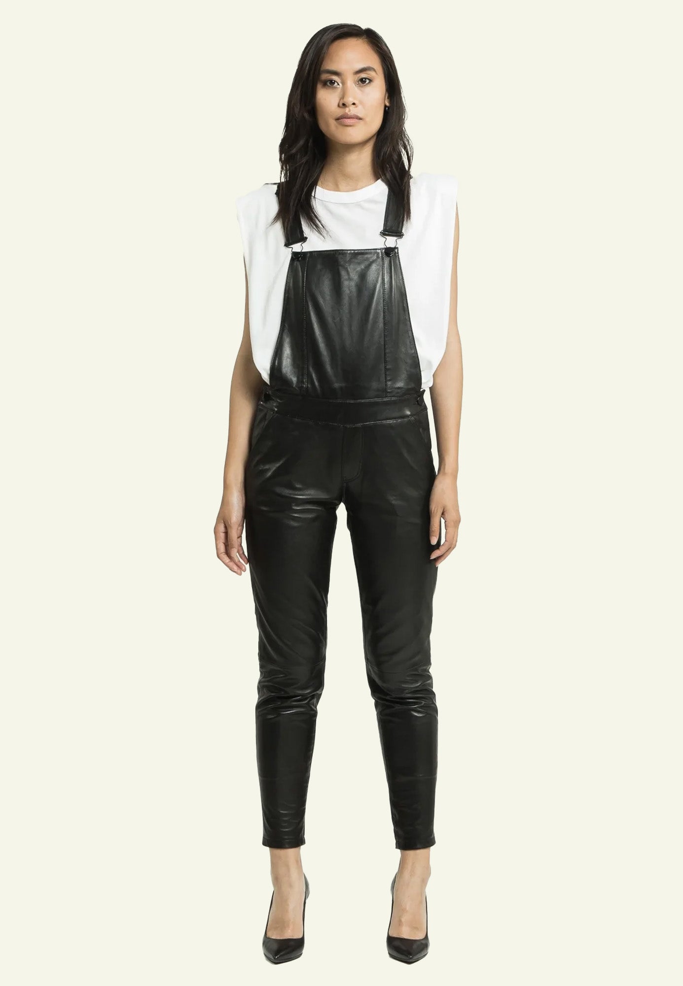 Salopette cuir mouton noire femme bretelles ajustables face — Serge Pariente